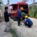 Damkar Kutim Turun Tangan Jinakkan Biawak di Halaman Warga