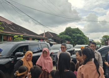 Kedekatan Pemimpin dan Warga di Miau Baru, Bupati Kutim Pilih Menyapa Anak-Anak di Tepi Jalan
