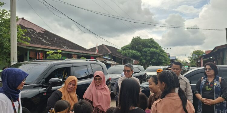 Kedekatan Pemimpin dan Warga di Miau Baru, Bupati Kutim Pilih Menyapa Anak-Anak di Tepi Jalan