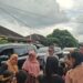 Kedekatan Pemimpin dan Warga di Miau Baru, Bupati Kutim Pilih Menyapa Anak-Anak di Tepi Jalan