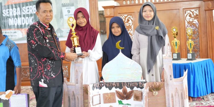 Talk Show Mondok Santri di Kutim Dorong Pendidikan Berkualitas