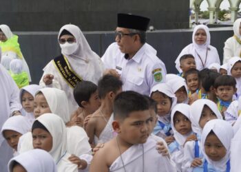 Bupati Kutim Perkenalkan Program Wajib Belajar 13 Tahun saat Manasik Haji Akbar