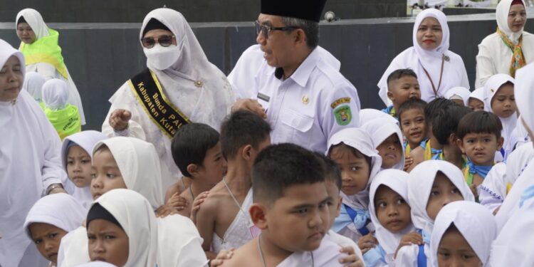 Bupati Kutim Perkenalkan Program Wajib Belajar 13 Tahun saat Manasik Haji Akbar