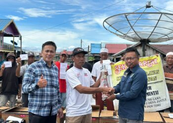 Bantuan Nyata untuk Kelompok Nelayan di Jantur Induk, Baharuddin Demmu Salurkan Puluhan Mesin Ketinting