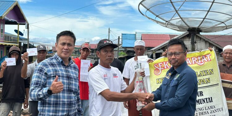 Bantuan Nyata untuk Kelompok Nelayan di Jantur Induk, Baharuddin Demmu Salurkan Puluhan Mesin Ketinting