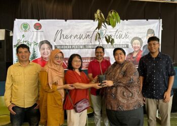 Merawat Lingkungan, Perkuat Ketahanan Pangan Lokal: Ananda Emira Moeis Bagikan Bibit Pohon di Kelurahan Selili