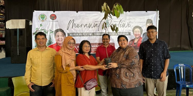 Merawat Lingkungan, Perkuat Ketahanan Pangan Lokal: Ananda Emira Moeis Bagikan Bibit Pohon di Kelurahan Selili