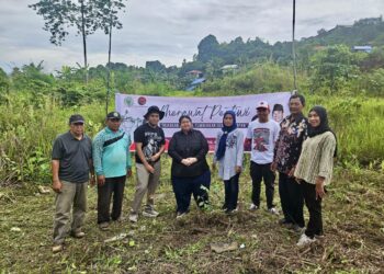 Bagi Bibit dan Penanaman Pohon Bersama Warga Sempaja Utara, Aksi Nyata Ananda Emira Moeis Gaungkan Politik Lingkungan