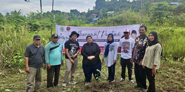 Bagi Bibit dan Penanaman Pohon Bersama Warga Sempaja Utara, Aksi Nyata Ananda Emira Moeis Gaungkan Politik Lingkungan