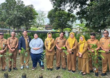 Gerakan Merawat Pertiwi Terus Bergulir, Ananda Emira Moeis Tebar 37 Ribu Bibit Buah di Sungai Kunjang