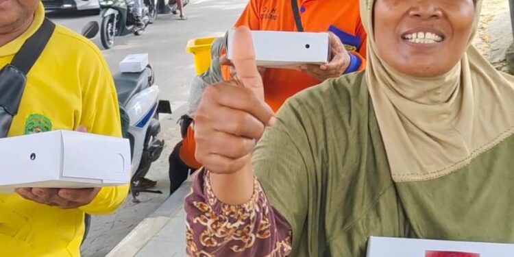 Ketua DPC PDIP Samarinda Berbagi 790 Nasi Kotak di HUT ke-79 Megawati