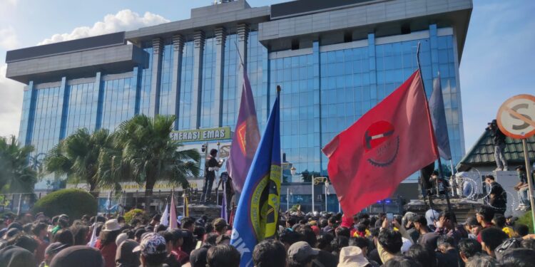 Aksi Membesar di Samarinda, Ketua DPRD dan Gubernur Kompak Absen Temui Massa