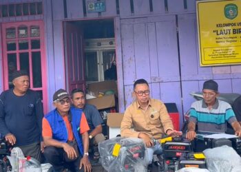 Dukung Nelayan Pesisir, Baharuddin Demmu Serahkan Bantuan 10 Mesin di Sanga-Sanga Muara