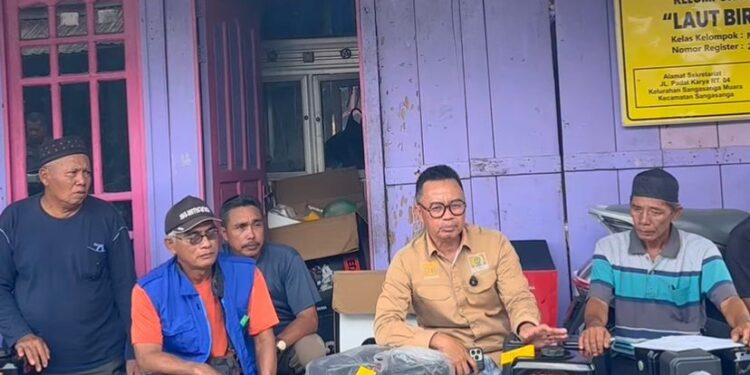 Dukung Nelayan Pesisir, Baharuddin Demmu Serahkan Bantuan 10 Mesin di Sanga-Sanga Muara
