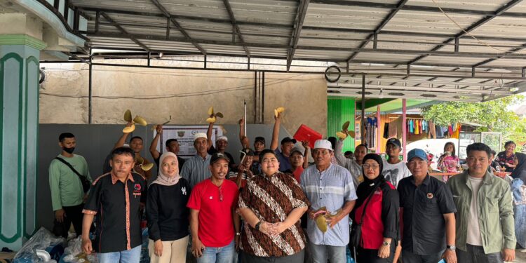 Perkuat Ketahanan Ekonomi Rakyat, Ananda Salurkan Bantuan Mesin Kapal di Mangkupalas