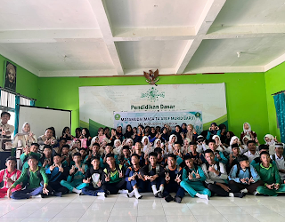 Mahasiswa KKN UNMUL Isi Sesi MPLS di MAN Nuruddin Wonotirto, Bagikan Pengalaman Kuliah dan Motivasi kepada Siswa Baru