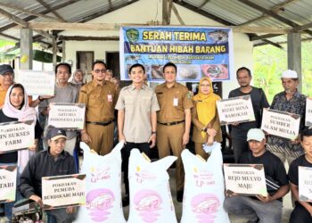 Dukung Pembudidaya Ikan, Andi Satya Serahkan Bantuan Pakan Ikan 18,3 Ton di Lempake