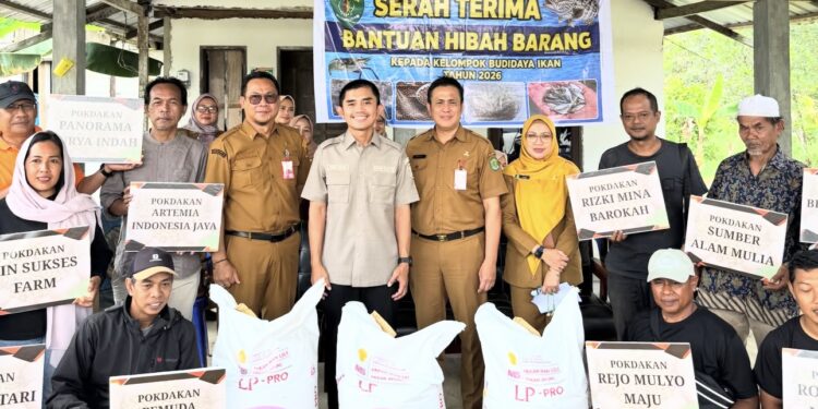Dukung Pembudidaya Ikan, Andi Satya Serahkan Bantuan Pakan Ikan 18,3 Ton di Lempake