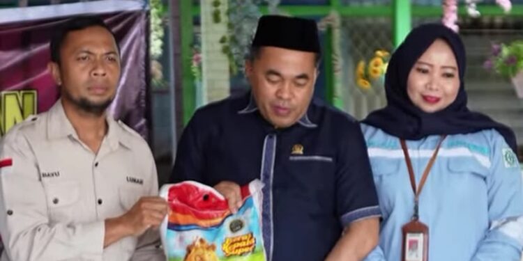 Ahmad Yani Serahkan Sembako bagi Korban Kebakaran di Kampung Baru, Komitmen Kawal Pemulihan