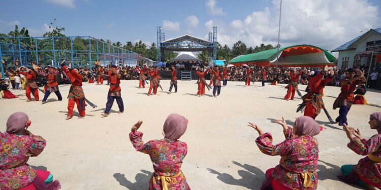 Erau “Embuang Panas Pelas” 2026 Marukangan Berakhir, Mulyadi Tekankan Kelestarian Adat