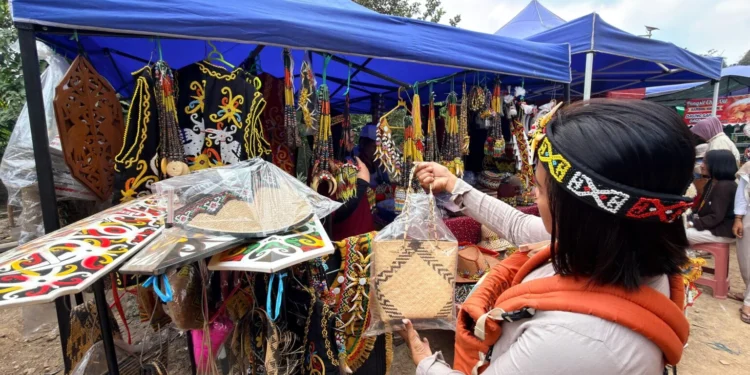 Produk Budaya Laris di Festival UFAH, Bu Long Sebut Omzet Bisa Tembus Rp 5 Juta