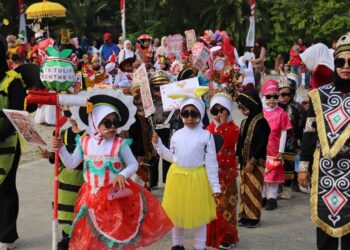 Karnaval Merah Putih Warnai Sangatta Utara, IGTKI Kutim Tanamkan Patriotisme Sejak TK