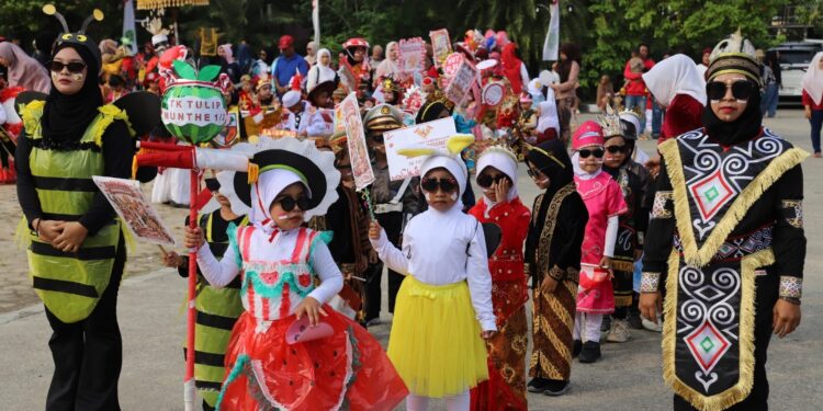 Karnaval Merah Putih Warnai Sangatta Utara, IGTKI Kutim Tanamkan Patriotisme Sejak TK