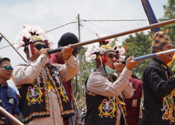 Suasana Festival UFAH Makin Cair, Ardiansyah dan Mahyunadi Ikut Larut dalam Kesenian Dayak Kayan