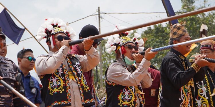 Suasana Festival UFAH Makin Cair, Ardiansyah dan Mahyunadi Ikut Larut dalam Kesenian Dayak Kayan
