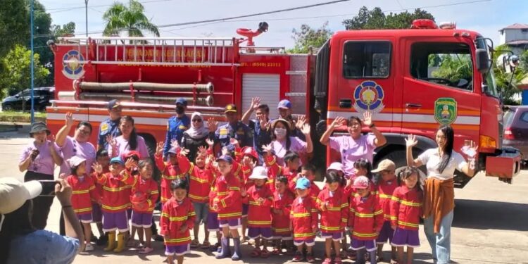 Damkarmat Kutai Timur Kenalkan Profesi Pemadam Kebakaran kepada 370 Anak Usia Dini