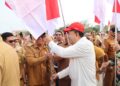 Ketua DPRD Kukar Ikut Semarakkan Gerakan Pembagian 110 Ribu Bendera Merah Putih
