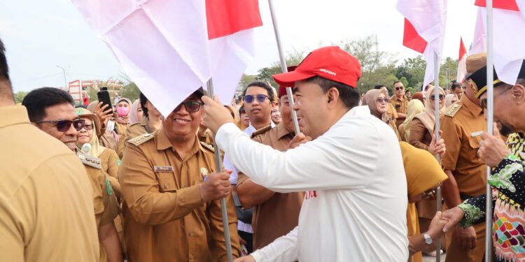 Ketua DPRD Kukar Ikut Semarakkan Gerakan Pembagian 110 Ribu Bendera Merah Putih