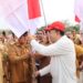 Ketua DPRD Kukar Ikut Semarakkan Gerakan Pembagian 110 Ribu Bendera Merah Putih