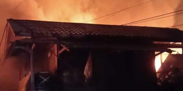Kebakaran Hebat Hanguskan 14 Rumah di Muara Bengkal