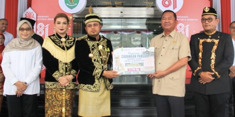 Enam Truk Bantuan Pangan Diberangkatkan ke Mahakam Ulu, Ekti Imanuel Apresiasi Pemprov Kaltim