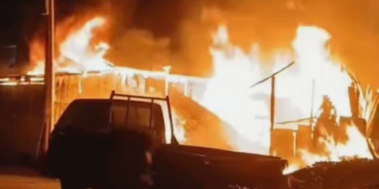 Gudang dan Dua Mobil Pikap Terbakar di Dekat Pasar Pandansari Balikpapan