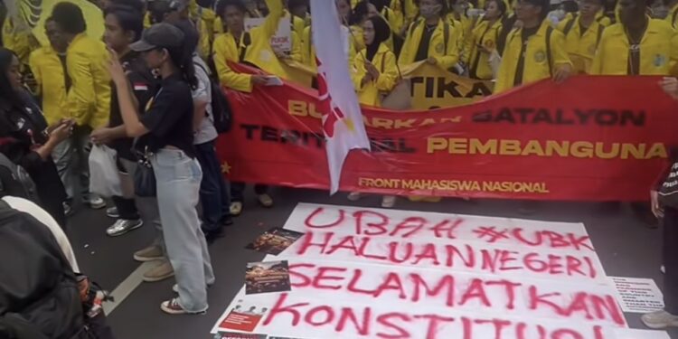 BEM UI Gelar Aksi di Bundaran HI, Minta Hentikan MBG dan KDMP