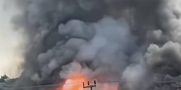 11 Rumah Terbakar Kebakaran di Pemukiman Belakang Apartemen Pertamina Balikpapan