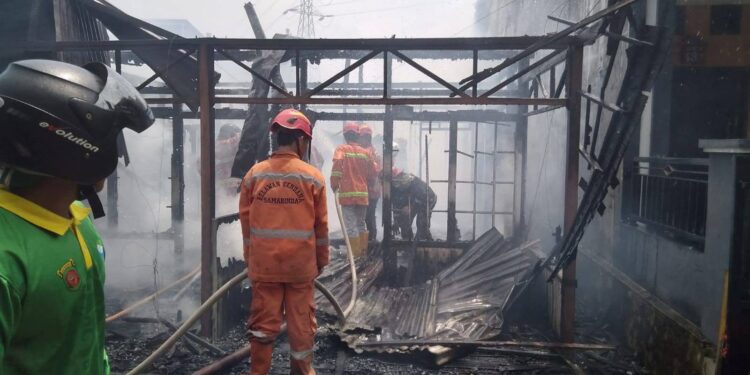 Kebakaran Hanguskan Dua Bangunan di Loa Bahu Samarinda, Diduga Akibat Korsleting