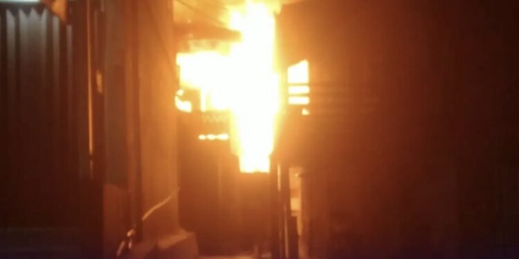 Kebakaran Hanguskan Dua Rumah di Gerilya, Satu Pemilik Alami Luka Bakar