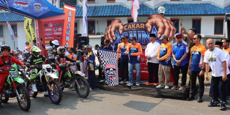 Ratusan Rider Jelajahi Alam Kukar, Ahmad Yani Lepas Peserta Arjuna Cakar 2026