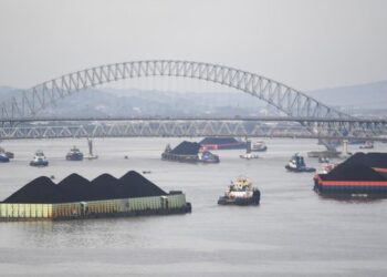 Sungai Kaltim Mengering, Tongkang Batu Bara Tak Bisa Berlayar