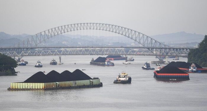 Sungai Kaltim Mengering, Tongkang Batu Bara Tak Bisa Berlayar