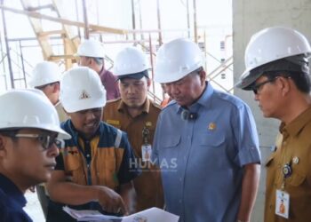 Pantau Progres STT Tenggarong, Ekti Imanuel Tekankan Ketepatan Waktu dan Kualitas