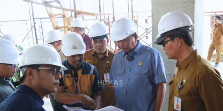 Pantau Progres STT Tenggarong, Ekti Imanuel Tekankan Ketepatan Waktu dan Kualitas