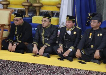 Ketua DPRD Kukar Ikuti Ritual Seluang Mudik Betebak Beras di Malam Ketujuh Erau