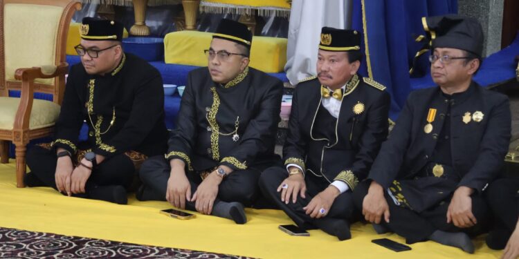 Ketua DPRD Kukar Ikuti Ritual Seluang Mudik Betebak Beras di Malam Ketujuh Erau
