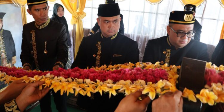Perebahan Tiang Ayu Tandai Berakhirnya Erau, Junadi Ajak Jaga Warisan Budaya